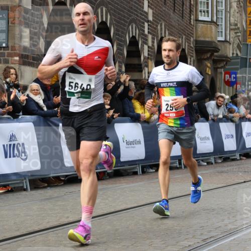 05.10.2025 - 20. swb-Marathon Bremen Strokosch-Dieckow http://msf.ph/oto/9250052 05.10.2025 12:47:55 Ziel 258, 5640, 8550 meine-sportfotos.de
