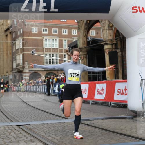 05.10.2025 - 20. swb-Marathon Bremen Yannick Fuchs http://msf.ph/oto/9250057 05.10.2025 10:44:26 Ziel 10044, 10348, 10816, 11659 meine-sportfotos.de
