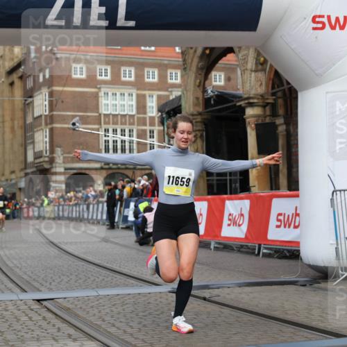 05.10.2025 - 20. swb-Marathon Bremen Yannick Fuchs http://msf.ph/oto/9250065 05.10.2025 10:44:26 Ziel 10044, 10348, 10816, 11659 meine-sportfotos.de