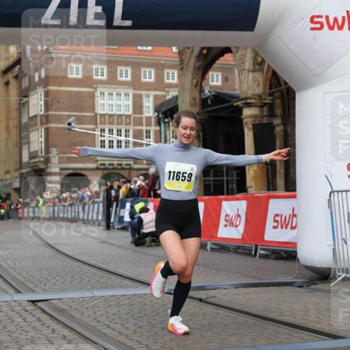 05.10.2025 - 20. swb-Marathon Bremen Yannick Fuchs http://msf.ph/oto/9250076 05.10.2025 10:44:26 Ziel 10044, 10348, 10816, 11659 meine-sportfotos.de