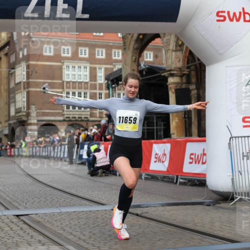 05.10.2025 - 20. swb-Marathon Bremen Yannick Fuchs http://msf.ph/oto/9250086 05.10.2025 10:44:26 Ziel 10044, 10348, 10816, 11659 meine-sportfotos.de