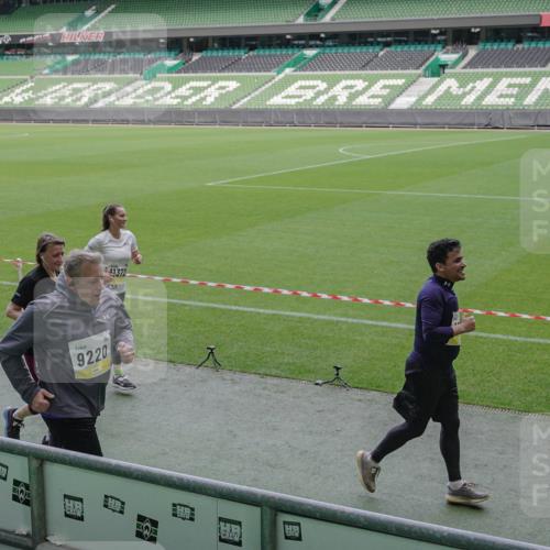 05.10.2025 - 20. swb-Marathon Bremen Michael Burmester http://msf.ph/oto/9250087 05.10.2025 10:40:04 Laufen im Stadion 7779, 7789, 7799, 7979, 9002, 9180, 9186, 9220, 9228, 9241, 9275, 9286, 9308, 9315, 9325, 9387, 9419, 9423, 9491, 9523, 9552, 9554, 9571, 9615, 9619, 9623, 9644, 9661, 9662, 9713, 9721, 9780, 9786, 9866, 9901, 9931, 9976, 10025, 10157, 10160, 10185, 10192, 10193, 10207, 10238, 10286, 10289, 10374, 10383, 10422, 10426, 10451, 10462, 10531, 10532, 10542, 10567, 10587, 10597, 10603, 10604, 10619, 10674, 10699, 10737, 10749, 11090, 11270, 7654, 9224 meine-sportfotos.de