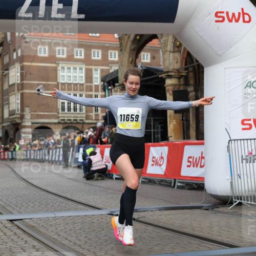 05.10.2025 - 20. swb-Marathon Bremen Yannick Fuchs http://msf.ph/oto/9250094 05.10.2025 10:44:26 Ziel 10044, 10348, 10816, 11659 meine-sportfotos.de