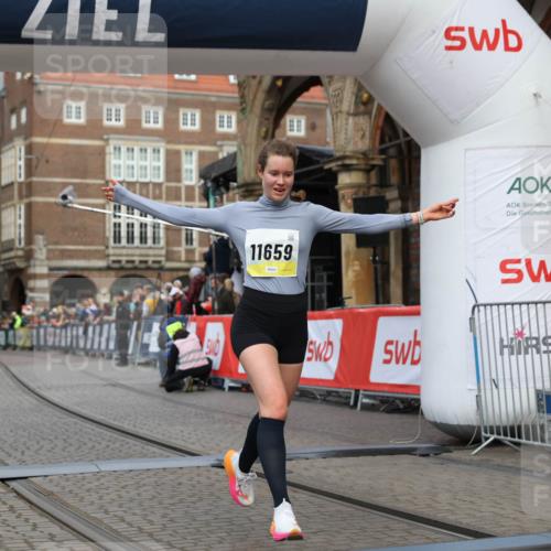 05.10.2025 - 20. swb-Marathon Bremen Yannick Fuchs http://msf.ph/oto/9250108 05.10.2025 10:44:26 Ziel 10044, 10348, 10816, 11659 meine-sportfotos.de