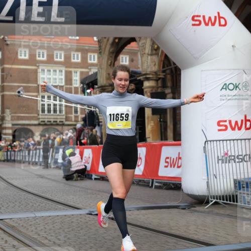 05.10.2025 - 20. swb-Marathon Bremen Yannick Fuchs http://msf.ph/oto/9250114 05.10.2025 10:44:26 Ziel 10044, 10348, 10816, 11659 meine-sportfotos.de