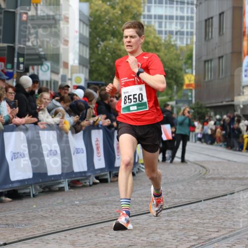 05.10.2025 - 20. swb-Marathon Bremen Strokosch-Dieckow http://msf.ph/oto/9250124 05.10.2025 12:48:00 Ziel 7442, 8550 meine-sportfotos.de