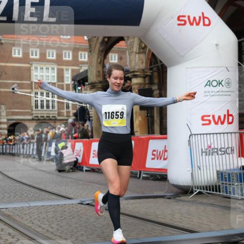 05.10.2025 - 20. swb-Marathon Bremen Yannick Fuchs http://msf.ph/oto/9250127 05.10.2025 10:44:26 Ziel 10044, 10348, 10816, 11659 meine-sportfotos.de