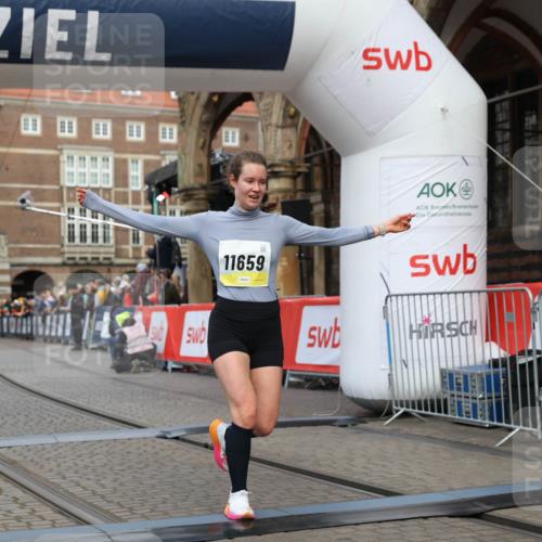 05.10.2025 - 20. swb-Marathon Bremen Yannick Fuchs http://msf.ph/oto/9250137 05.10.2025 10:44:26 Ziel 10044, 10348, 10816, 11659 meine-sportfotos.de