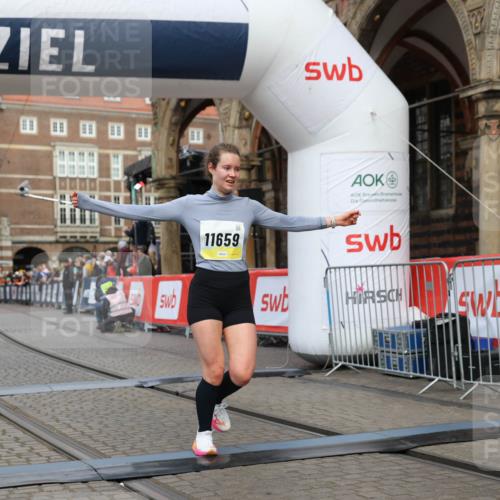 05.10.2025 - 20. swb-Marathon Bremen Yannick Fuchs http://msf.ph/oto/9250148 05.10.2025 10:44:26 Ziel 10044, 10348, 10816, 11659 meine-sportfotos.de