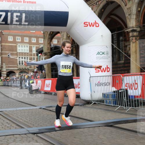 05.10.2025 - 20. swb-Marathon Bremen Yannick Fuchs http://msf.ph/oto/9250159 05.10.2025 10:44:26 Ziel 10044, 10348, 10816, 11659 meine-sportfotos.de