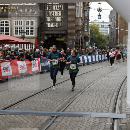 05.10.2025 - 20. swb-Marathon Bremen Yannick Fuchs http://msf.ph/oto/9250162 05.10.2025 11:13:34 Ziel 10273, 11117, 11367 meine-sportfotos.de