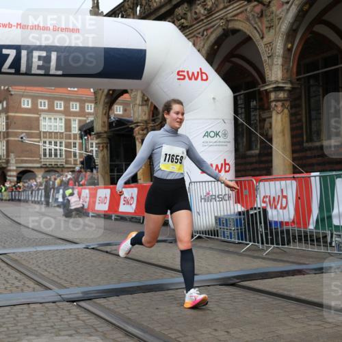 05.10.2025 - 20. swb-Marathon Bremen Yannick Fuchs http://msf.ph/oto/9250169 05.10.2025 10:44:27 Ziel 10044, 10666, 10816, 11659 meine-sportfotos.de