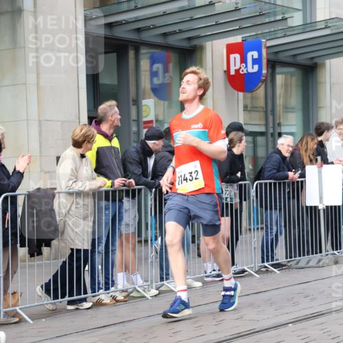 05.10.2025 - 20. swb-Marathon Bremen Strokosch-Dieckow http://msf.ph/oto/9250175 05.10.2025 10:53:47 Ziel 9313, 9402, 9456, 9520, 9548, 9574, 9807, 9835, 9900, 9935, 10019, 10046, 10075, 10163, 10234, 10402, 10484, 10533, 10616, 10631, 10662, 10785, 11151, 11152, 11203, 11303, 11339, 11347, 11432, 11449, 11593, 9313, 9402, 9456, 9520, 9548, 9574, 9807, 9835, 9900, 9935, 10019, 10046, 10075, 10163, 10234, 10402, 10484, 10533, 10616, 10631, 10662, 10785, 11151, 11152, 11203, 11303, 11339, 11347, 11432, 11449, 11593 meine-sportfotos.de