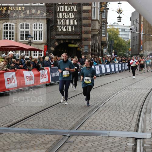 05.10.2025 - 20. swb-Marathon Bremen Yannick Fuchs http://msf.ph/oto/9250178 05.10.2025 11:13:34 Ziel 10273, 11117, 11367 meine-sportfotos.de