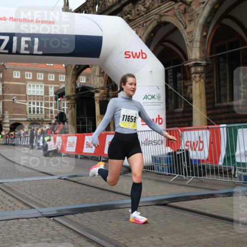 05.10.2025 - 20. swb-Marathon Bremen Yannick Fuchs http://msf.ph/oto/9250180 05.10.2025 10:44:27 Ziel 10044, 10666, 10816, 11659 meine-sportfotos.de
