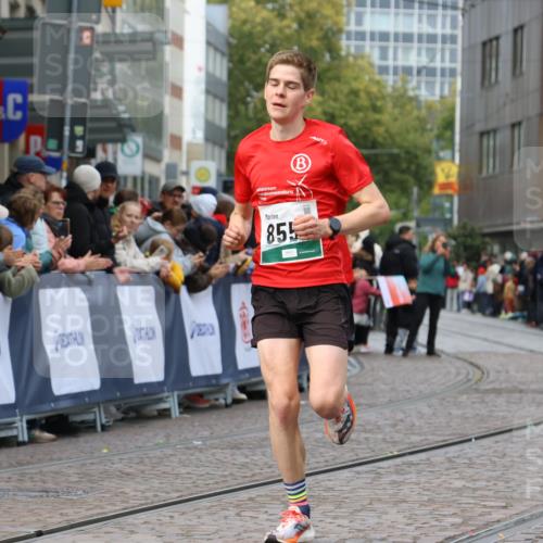 05.10.2025 - 20. swb-Marathon Bremen Strokosch-Dieckow http://msf.ph/oto/9250182 05.10.2025 12:48:00 Ziel 7442, 8550 meine-sportfotos.de