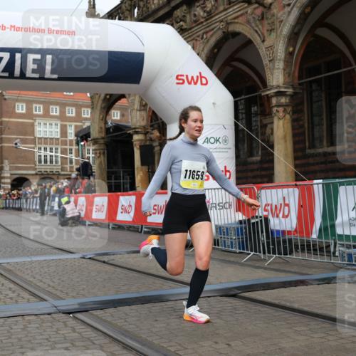 05.10.2025 - 20. swb-Marathon Bremen Yannick Fuchs http://msf.ph/oto/9250187 05.10.2025 10:44:27 Ziel 10044, 10666, 10816, 11659 meine-sportfotos.de