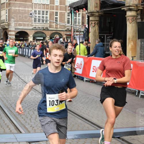 05.10.2025 - 20. swb-Marathon Bremen Yannick Fuchs http://msf.ph/oto/9250196 05.10.2025 10:53:28 Ziel 7193, 7251, 9263, 9539, 9717, 9868, 9956, 10057, 10317, 10806, 10993, 11174, 11175, 11510 meine-sportfotos.de