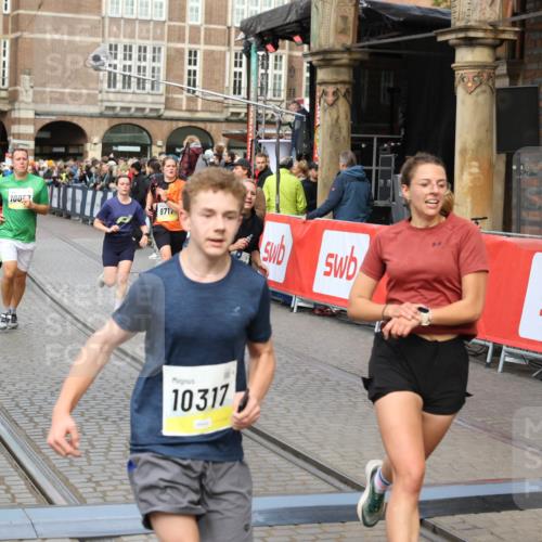 05.10.2025 - 20. swb-Marathon Bremen Yannick Fuchs http://msf.ph/oto/9250200 05.10.2025 10:53:28 Ziel 7193, 7251, 9263, 9539, 9717, 9868, 9956, 10057, 10317, 10806, 10993, 11174, 11175, 11510 meine-sportfotos.de