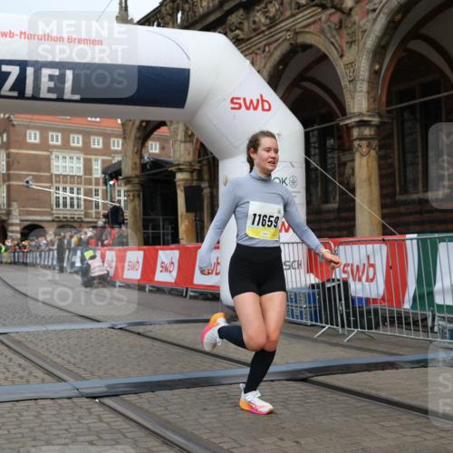 05.10.2025 - 20. swb-Marathon Bremen Yannick Fuchs http://msf.ph/oto/9250203 05.10.2025 10:44:27 Ziel 10044, 10666, 10816, 11659 meine-sportfotos.de