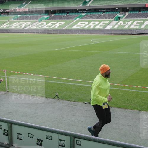 05.10.2025 - 20. swb-Marathon Bremen Michael Burmester http://msf.ph/oto/9250204 05.10.2025 10:40:10 Laufen im Stadion 7779, 7789, 7799, 7979, 9180, 9186, 9220, 9228, 9241, 9275, 9286, 9308, 9315, 9387, 9419, 9423, 9440, 9491, 9523, 9552, 9554, 9571, 9615, 9619, 9623, 9661, 9662, 9721, 9780, 9786, 9866, 9901, 9931, 9976, 10025, 10157, 10160, 10185, 10192, 10193, 10286, 10374, 10383, 10422, 10426, 10451, 10462, 10531, 10532, 10542, 10563, 10587, 10597, 10603, 10604, 10619, 10674, 10699, 10737, 10749, 11090, 11270, 7654, 7979, 9002, 9224 meine-sportfotos.de