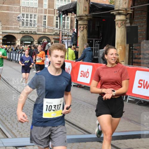 05.10.2025 - 20. swb-Marathon Bremen Yannick Fuchs http://msf.ph/oto/9250207 05.10.2025 10:53:28 Ziel 7193, 7251, 9263, 9539, 9717, 9868, 9956, 10057, 10317, 10806, 10993, 11174, 11175, 11510 meine-sportfotos.de