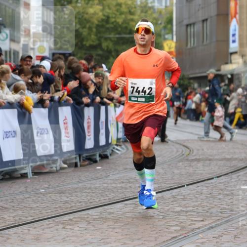 05.10.2025 - 20. swb-Marathon Bremen Strokosch-Dieckow http://msf.ph/oto/9250209 05.10.2025 12:48:06 Ziel 7442 meine-sportfotos.de