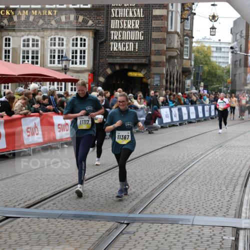 05.10.2025 - 20. swb-Marathon Bremen Yannick Fuchs http://msf.ph/oto/9250216 05.10.2025 11:13:35 Ziel 10273, 11117, 11367 meine-sportfotos.de