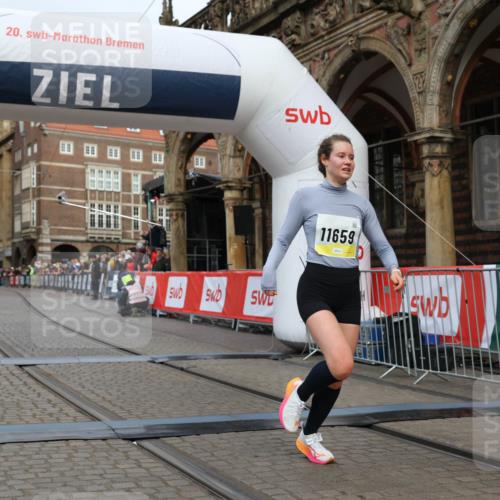 05.10.2025 - 20. swb-Marathon Bremen Yannick Fuchs http://msf.ph/oto/9250217 05.10.2025 10:44:27 Ziel 10044, 10666, 10816, 11659 meine-sportfotos.de