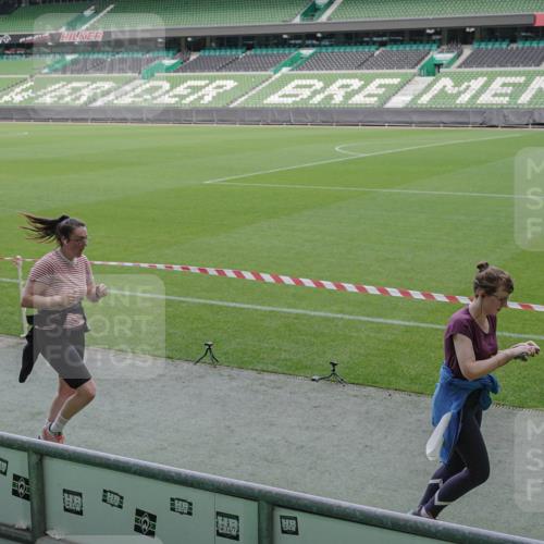 05.10.2025 - 20. swb-Marathon Bremen Michael Burmester http://msf.ph/oto/9250225 05.10.2025 10:40:12 Laufen im Stadion 7779, 7789, 7799, 9180, 9186, 9220, 9241, 9275, 9286, 9308, 9315, 9387, 9419, 9423, 9440, 9491, 9552, 9554, 9571, 9615, 9619, 9623, 9661, 9662, 9690, 9721, 9780, 9786, 9866, 9901, 9931, 9976, 10001, 10025, 10135, 10157, 10160, 10168, 10185, 10192, 10193, 10243, 10286, 10343, 10383, 10419, 10422, 10426, 10451, 10462, 10532, 10542, 10563, 10580, 10587, 10597, 10603, 10604, 10619, 10674, 10699, 10737, 11090, 11270, 7654, 7979, 9002, 9224 meine-sportfotos.de