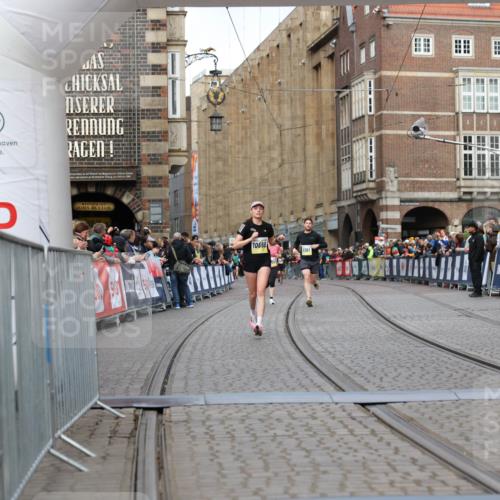 05.10.2025 - 20. swb-Marathon Bremen Yannick Fuchs http://msf.ph/oto/9250227 05.10.2025 10:44:27 Ziel 10044, 10666, 10816, 11659 meine-sportfotos.de