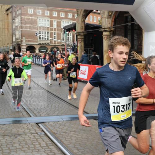 05.10.2025 - 20. swb-Marathon Bremen Yannick Fuchs http://msf.ph/oto/9250229 05.10.2025 10:53:29 Ziel 7193, 7251, 9263, 9539, 9717, 9868, 9956, 10057, 10302, 10317, 10335, 10806, 10993, 11174, 11175, 11510, 11616 meine-sportfotos.de