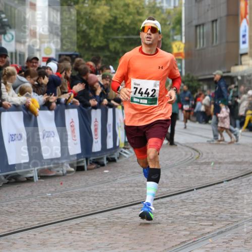05.10.2025 - 20. swb-Marathon Bremen Strokosch-Dieckow http://msf.ph/oto/9250234 05.10.2025 12:48:06 Ziel 7442 meine-sportfotos.de