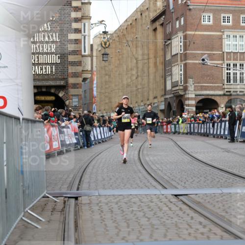 05.10.2025 - 20. swb-Marathon Bremen Yannick Fuchs http://msf.ph/oto/9250237 05.10.2025 10:44:28 Ziel 10044, 10666, 10816, 11659 meine-sportfotos.de