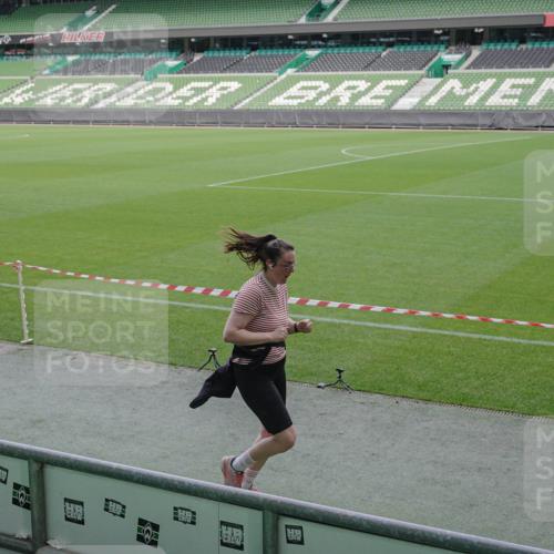 05.10.2025 - 20. swb-Marathon Bremen Michael Burmester http://msf.ph/oto/9250245 05.10.2025 10:40:12 Laufen im Stadion 7779, 7789, 7799, 9180, 9186, 9220, 9241, 9275, 9286, 9308, 9315, 9387, 9419, 9423, 9440, 9491, 9552, 9554, 9571, 9615, 9619, 9623, 9661, 9662, 9690, 9721, 9780, 9786, 9866, 9901, 9931, 9976, 10001, 10025, 10135, 10157, 10160, 10168, 10185, 10192, 10193, 10243, 10286, 10343, 10383, 10419, 10422, 10426, 10451, 10462, 10532, 10542, 10563, 10580, 10587, 10597, 10603, 10604, 10619, 10674, 10699, 10737, 11090, 11270, 7654, 7979, 9002, 9224 meine-sportfotos.de