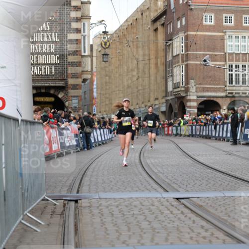 05.10.2025 - 20. swb-Marathon Bremen Yannick Fuchs http://msf.ph/oto/9250249 05.10.2025 10:44:28 Ziel 10044, 10666, 10816, 11659 meine-sportfotos.de