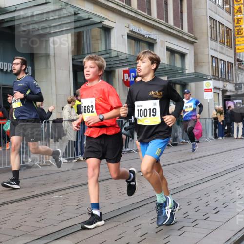 05.10.2025 - 20. swb-Marathon Bremen Strokosch-Dieckow http://msf.ph/oto/9250274 05.10.2025 10:53:50 Ziel 9313, 9402, 9520, 9548, 9574, 9807, 9835, 9900, 9935, 10019, 10075, 10163, 10234, 10402, 10533, 10631, 10662, 10785, 10915, 11040, 11151, 11152, 11203, 11303, 11339, 11347, 11432, 11449, 11593, 9313, 9402, 9520, 9548, 9574, 9807, 9835, 9900, 9935, 10019, 10075, 10163, 10234, 10402, 10533, 10631, 10662, 10785, 10915, 11040, 11151, 11152, 11203, 11303, 11339, 11347, 11432, 11449, 11593 meine-sportfotos.de