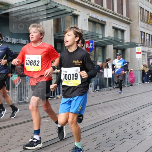 05.10.2025 - 20. swb-Marathon Bremen Strokosch-Dieckow http://msf.ph/oto/9250282 05.10.2025 10:53:50 Ziel 9313, 9402, 9520, 9548, 9574, 9807, 9835, 9900, 9935, 10019, 10075, 10163, 10234, 10402, 10533, 10631, 10662, 10785, 10915, 11040, 11151, 11152, 11203, 11303, 11339, 11347, 11432, 11449, 11593, 9313, 9402, 9520, 9548, 9574, 9807, 9835, 9900, 9935, 10019, 10075, 10163, 10234, 10402, 10533, 10631, 10662, 10785, 10915, 11040, 11151, 11152, 11203, 11303, 11339, 11347, 11432, 11449, 11593 meine-sportfotos.de