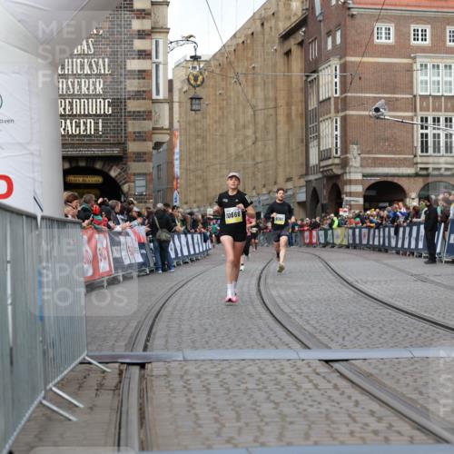 05.10.2025 - 20. swb-Marathon Bremen Yannick Fuchs http://msf.ph/oto/9250288 05.10.2025 10:44:28 Ziel 10044, 10666, 10816, 11659 meine-sportfotos.de