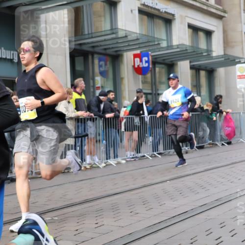 05.10.2025 - 20. swb-Marathon Bremen Strokosch-Dieckow http://msf.ph/oto/9250291 05.10.2025 10:53:50 Ziel 9313, 9402, 9520, 9548, 9574, 9807, 9835, 9900, 9935, 10019, 10075, 10163, 10234, 10402, 10533, 10631, 10662, 10785, 10915, 11040, 11151, 11152, 11203, 11303, 11339, 11347, 11432, 11449, 11593, 9313, 9402, 9520, 9548, 9574, 9807, 9835, 9900, 9935, 10019, 10075, 10163, 10234, 10402, 10533, 10631, 10662, 10785, 10915, 11040, 11151, 11152, 11203, 11303, 11339, 11347, 11432, 11449, 11593 meine-sportfotos.de