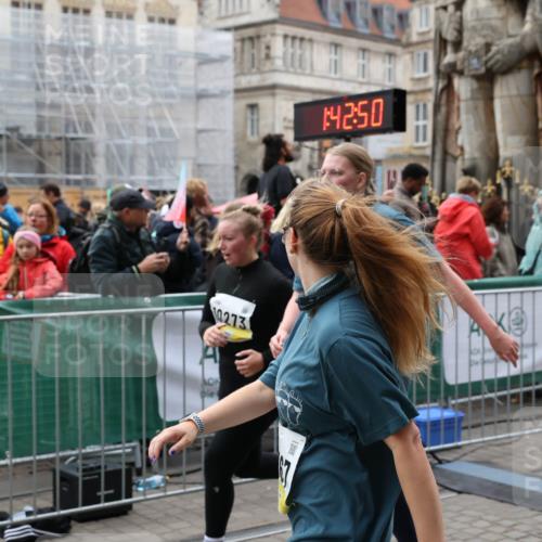 05.10.2025 - 20. swb-Marathon Bremen Yannick Fuchs http://msf.ph/oto/9250309 05.10.2025 11:13:40 Ziel 10273, 11117, 11367 meine-sportfotos.de
