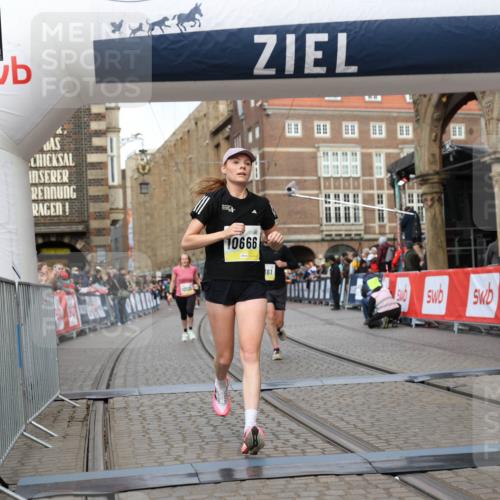05.10.2025 - 20. swb-Marathon Bremen Yannick Fuchs http://msf.ph/oto/9250311 05.10.2025 10:44:31 Ziel 9361, 10505, 10666, 11659 meine-sportfotos.de