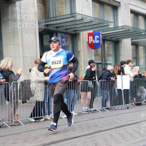 05.10.2025 - 20. swb-Marathon Bremen Strokosch-Dieckow http://msf.ph/oto/9250316 05.10.2025 10:53:51 Ziel 9313, 9402, 9407, 9520, 9574, 9807, 9835, 9900, 9935, 10019, 10075, 10163, 10234, 10402, 10533, 10631, 10662, 10915, 11040, 11151, 11152, 11203, 11303, 11339, 11347, 11432, 11449, 11593, 9313, 9402, 9407, 9520, 9574, 9807, 9835, 9900, 9935, 10019, 10075, 10163, 10234, 10402, 10533, 10631, 10662, 10915, 11040, 11151, 11152, 11203, 11303, 11339, 11347, 11432, 11449, 11593 meine-sportfotos.de
