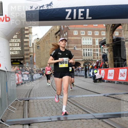 05.10.2025 - 20. swb-Marathon Bremen Yannick Fuchs http://msf.ph/oto/9250320 05.10.2025 10:44:31 Ziel 9361, 10505, 10666, 11659 meine-sportfotos.de