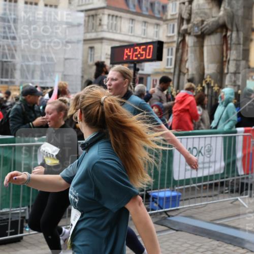 05.10.2025 - 20. swb-Marathon Bremen Yannick Fuchs http://msf.ph/oto/9250325 05.10.2025 11:13:40 Ziel 10273, 11117, 11367 meine-sportfotos.de
