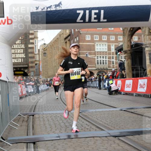 05.10.2025 - 20. swb-Marathon Bremen Yannick Fuchs http://msf.ph/oto/9250331 05.10.2025 10:44:31 Ziel 9361, 10505, 10666, 11659 meine-sportfotos.de