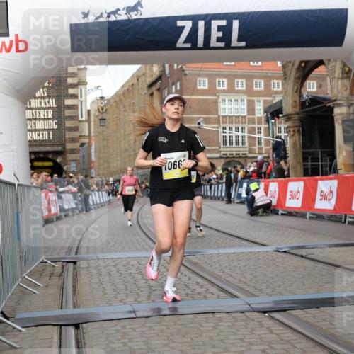 05.10.2025 - 20. swb-Marathon Bremen Yannick Fuchs http://msf.ph/oto/9250342 05.10.2025 10:44:31 Ziel 9361, 10505, 10666, 11659 meine-sportfotos.de