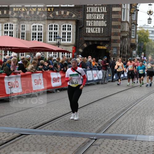 05.10.2025 - 20. swb-Marathon Bremen Yannick Fuchs http://msf.ph/oto/9250343 05.10.2025 11:13:43 Ziel 10273, 10433, 11117, 11367 meine-sportfotos.de