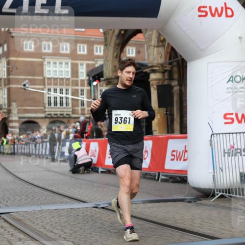 05.10.2025 - 20. swb-Marathon Bremen Yannick Fuchs http://msf.ph/oto/9250353 05.10.2025 10:44:33 Ziel 9361, 10505, 10666 meine-sportfotos.de