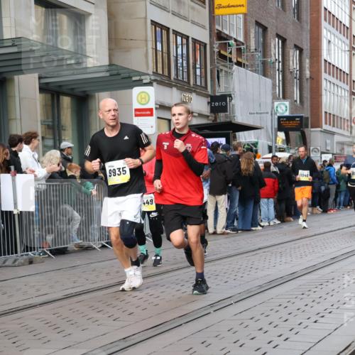 05.10.2025 - 20. swb-Marathon Bremen Strokosch-Dieckow http://msf.ph/oto/9250365 05.10.2025 10:53:53 Ziel 9402, 9407, 9520, 9574, 9807, 9835, 9900, 9935, 10019, 10075, 10234, 10402, 10533, 10631, 10662, 10915, 11040, 11151, 11203, 11271, 11303, 11339, 11347, 11432, 11449, 11593, 9402, 9407, 9520, 9574, 9807, 9835, 9900, 9935, 10019, 10075, 10234, 10402, 10533, 10631, 10662, 10915, 11040, 11151, 11203, 11271, 11303, 11339, 11347, 11432, 11449, 11593 meine-sportfotos.de